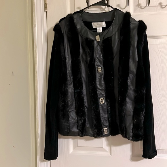 Lisa international Jackets & Blazers - Lisa International genuine leather and faux fur coat for women. Size XL